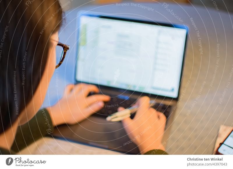 Junge Frau zu Hause am Notebook / Studium / Schule / Homeoffice Homeschooling Online-Vorlesung Laptop Computer junge Frau Studentin Arbeitsplatz arbeiten online
