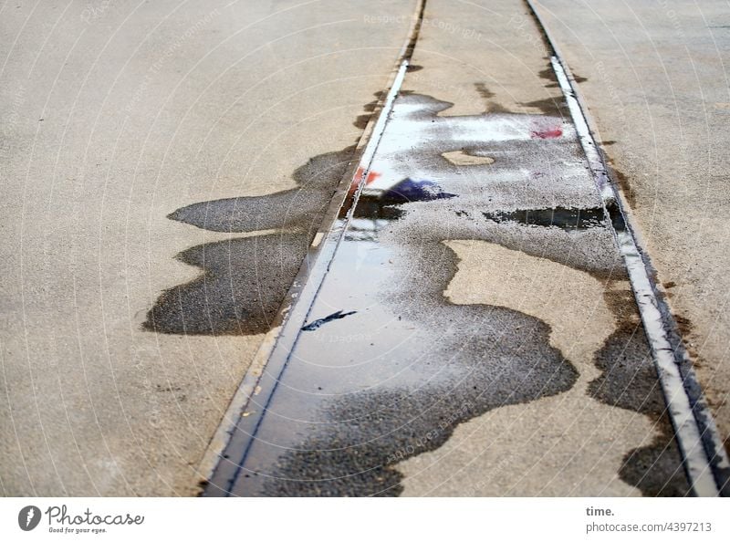 Lebenslinien #147 pfütze Schienenverkehr asphalt urban nass eisen beton parallel Reflexion & Spiegelung flucht Perspektive spur sonnig trocknen