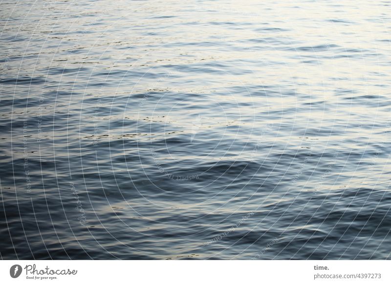 feucht & wellig wasser ostsee meer wellen reflexion gegenlicht oberfläche nass maritim seegang element wellengang ruhe ruhig meditativ