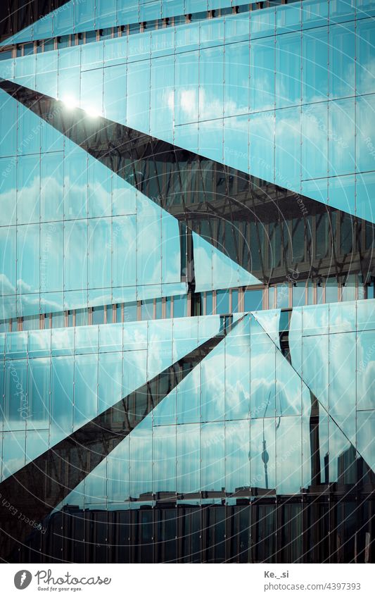 Moderne Architektur- Glasfassade des 3XN Cube in Berlin am Hauptbahnhof mit Spiegelung des Fernsehturmes Farbfoto Außenaufnahme Menschenleer Detailaufnahme