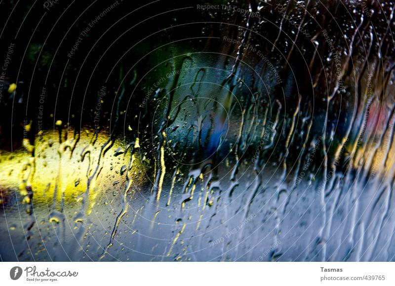 Bye Bye Macadame Kunst Maler Stadt Autofahren Straße Farbe Farbenspiel Regen Autofenster Fenster Wassertropfen Farbfoto Innenaufnahme Menschenleer Tag Kontrast