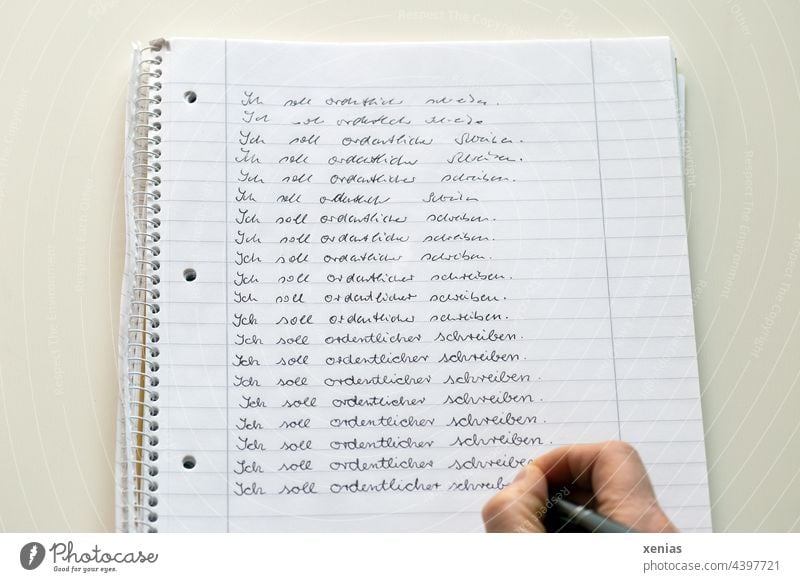 "Ich soll ordentlicher schreiben" schreibt eine Hand auf Papier mit Linien Schrift Handschrift Text Stift Übung liniert Worte Schreibübung Schriftzeichen Wörter