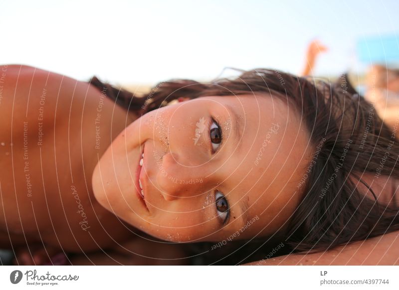 das Gesicht eines schönen Kindes, das in die Kamera lächelt positive Emotion Lächeln Meer Strand einzeln vereinzelt Single abstrakt Bewegung fließen Kinderspiel