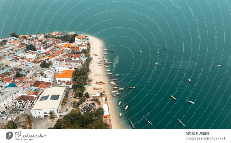 Luftaufnahme der Insel Sansibar Antenne Afrika Architektur Strand Gebäude Stadtsilhouette Stadtstraße Stadtbild Küste Küstenlinie Dröhnen historisch Historie