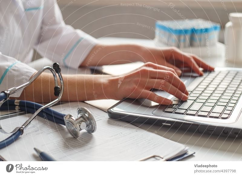 Weiblicher Arzt-Diagnostiker an seinem Arbeitsplatz im Krankenhaus. Arbeitet am Laptop mit Röntgenaufnahmen und medizinischen Tests. Computer arbeiten
