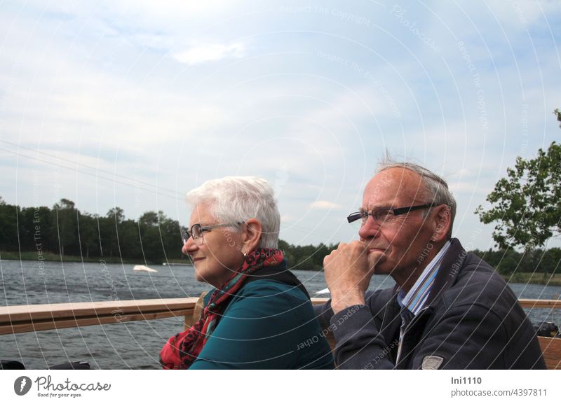 Seniorenpaar als Zuschauer in der Wasserskianlage See Sportart Anlage Besucher erste Reihe schönes Wetter Atcion Freizeit Spaß Paar Brillenträger