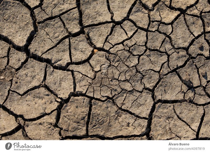 Trockenes und rissiges Land aufgrund von Regenmangel in der Nähe von Torreblanca, Spanien. Auswirkungen des Klimawandels wie Wüstenbildung und Dürreperioden