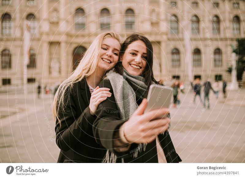 Junge Touristinnen machen ein Selfie mit einem Handyfoto im Zentrum von Wien, Österreich antik Architektur schön Gebäude Großstadt Paar Ausflugsziel Gerät
