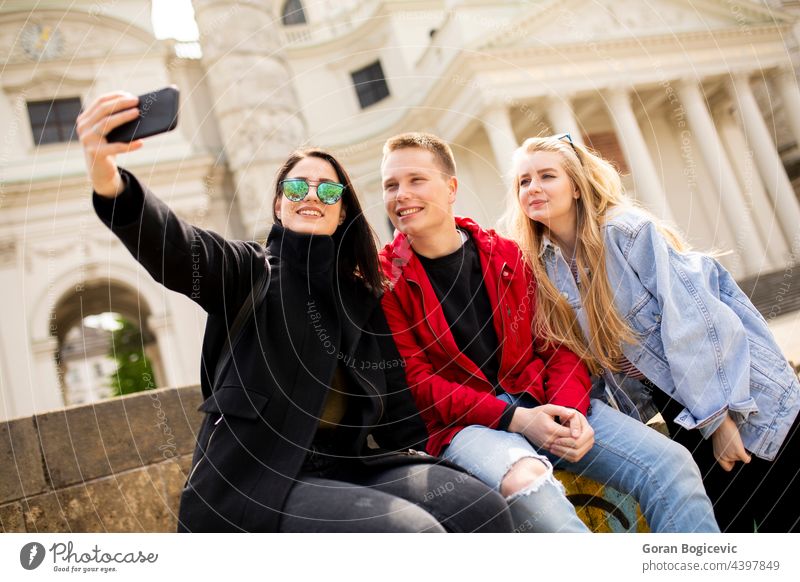 Junge Leute machen ein Selfie mit ihrem Mobiltelefon in Wien, Österreich antik Barock schön Fotokamera Großstadt Ausflugsziel Europa Europäer Frau Freunde Glück