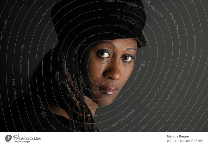 Sinnliches Portrait einer schwarzen Frau Schwarze Schönheit schwarze Frau Afrikanische Schönheit Afrikanische Frau Frauenportrait Menschen Schwarze Menschen