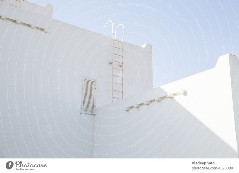 Modernes weißes Steinhaus im arabischen Stil. Das Konzept von Licht und Form in der Architektur Gebäude Außenseite Fassade Design Linien modern Zeitgenosse