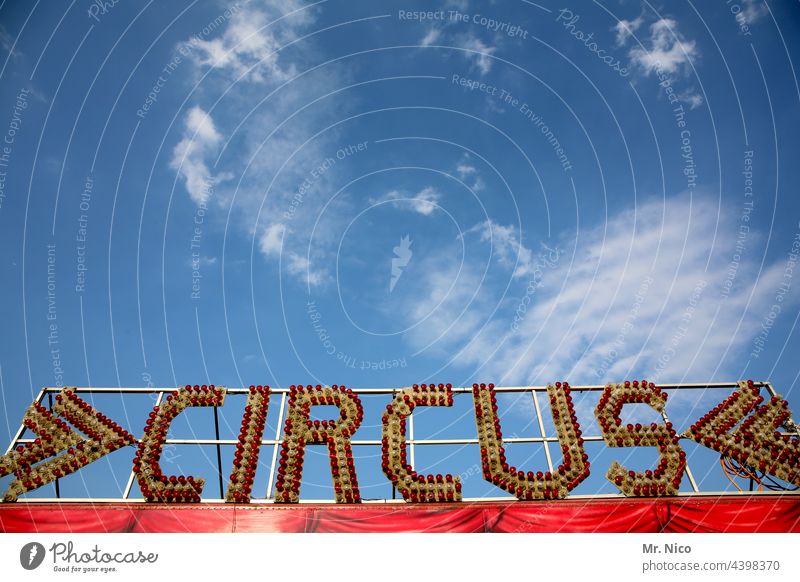 Circus Zirkus cirkus Zelt Zirkuszelt Himmel Jahrmarkt Freizeit & Hobby Veranstaltung Wanderzirkus Traumwelt Entertainment Show Ausflug Schriftzeichen