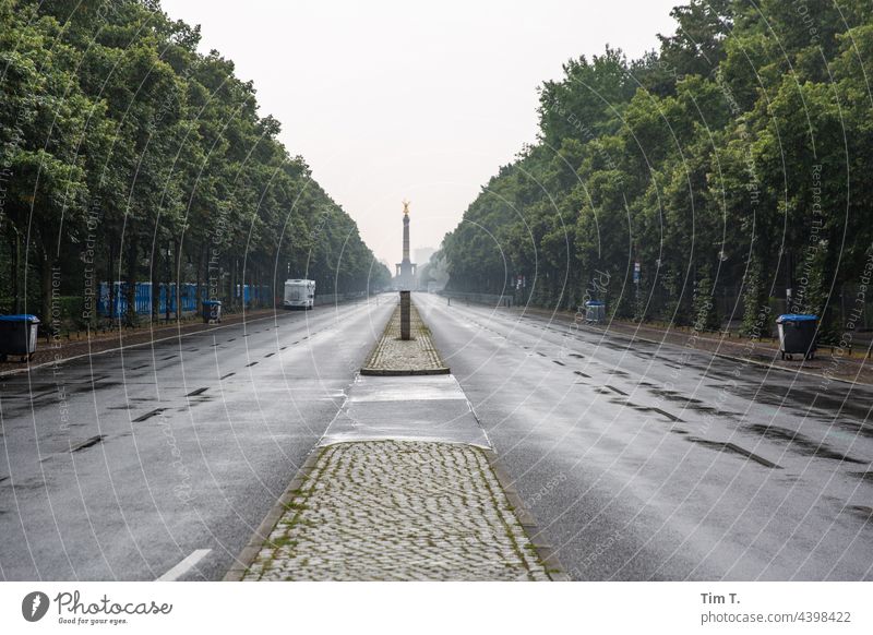 Straße des 17 Juni in Berlin bei Regen und Leer Straße des 17. Juni Tiergarten Menschenleer Sommer Hauptstadt Deutschland Siegessäule Stadt Denkmal