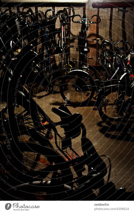 Fahrradkeller wieder Keller Abstellraum parkplatz kellerraum bombig wohnen Wohngebiet mieter Vermieter dunkel sich[Akk] beugen Feierabend Tiefgarage Garage