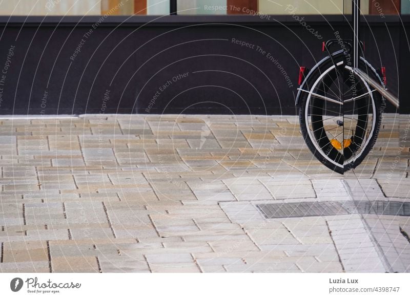 das Hinterrad eines Fahrrads spiegelt sich in einem Schaufenster Rad Spiegelung Form Speichen Außenaufnahme Detailaufnahme Verkehrsmittel Fahrradfahren Reifen