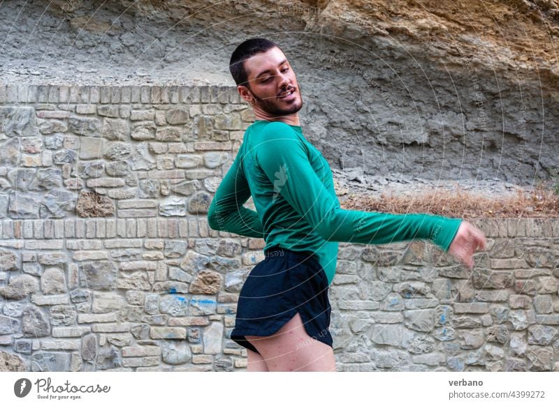 Porträt einer Tänzerin jung schwul Tanzen Glück Lifestyle Person Mann Stolz Hintergrund Identität männlich lgbtq Menschen Leistung freudig Mode