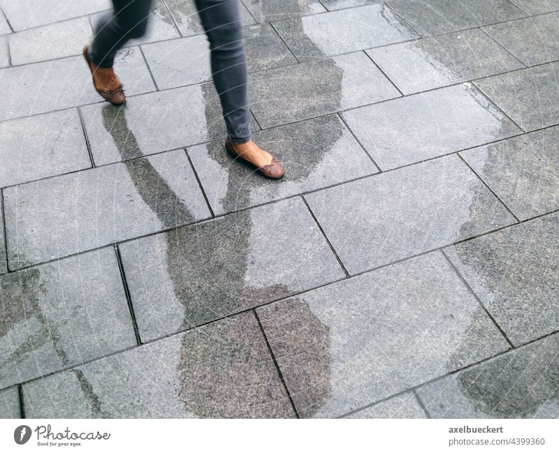 Füße einer Frau mit Sommerschuhen im Regen Fuß Fußweg Fußgänger Sommerregen Fußgängerzone nass gehen Straße Stadt Mensch Tag schlechtes Wetter Regenschirm