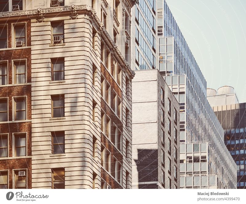 Alte und moderne Gebäude in Manhattan, farblich getönt, New York City, USA. New York State Großstadt Wolkenkratzer Büro Appartement retro Wand Fassade nyc