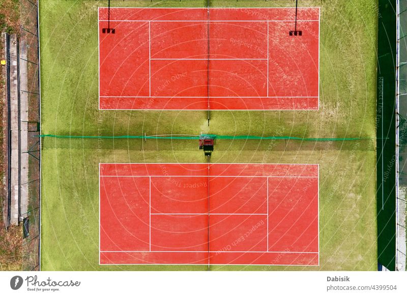 Luftaufnahme von zwei Tennisplätzen Gericht Sport Spiel spielen Stadion Feld Gras Boden Textur Hintergrund Rasen grün Top Ansicht Linie Muster Spielplatz Tor