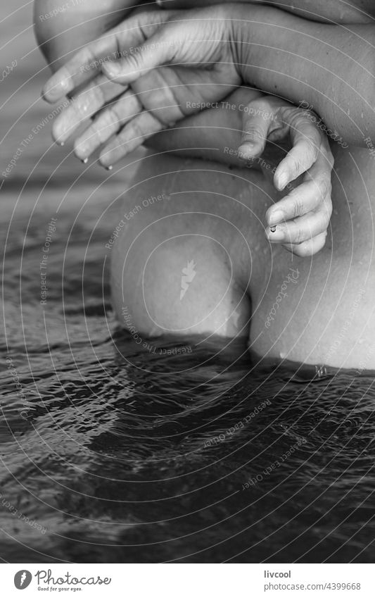 Frau beim Baden im Meer VI Porträt MEER Sommer Wasser nass nackt Einstellung sinnlich Rücken Arme Truhe Körper schwarz auf weiß bnw Lifestyle Seele Emotion