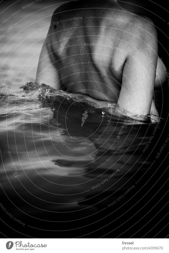 Frau beim Baden im Meer II Porträt MEER Sommer Wasser nass nackt Einstellung sinnlich Rücken Arme Truhe Körper schwarz auf weiß bnw Lifestyle Seele Emotion