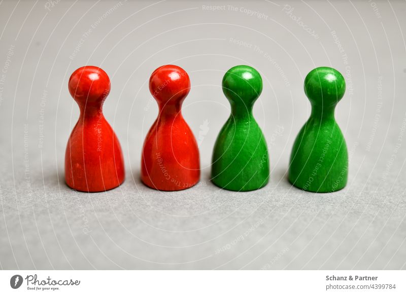 rot-grün Spielfiguren aus Gesellschaftsspiel BTW21 Partei Parteien Wahl Wahlsonntag schwarz Parteilandschaft Koalition Bundestag Politik Sympolisch SPD