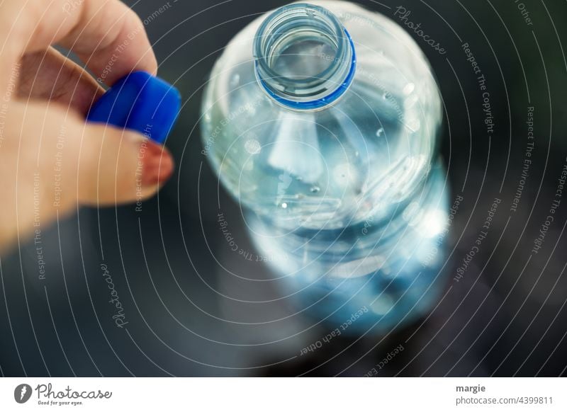 eine Hand öffnet eine Wasserflasche blau Wassertropfen Flasche Nahaufnahme H2O Makroaufnahme nass Detailaufnahme feucht Menschenleer Tropfen