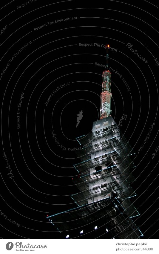 Beleuchteter Funkturm bei Nacht Fernsehturm Turm Radio Fernsehen Medien Antenne dunkel 5g Sender Hannover Fortschritt Zukunft Architektur hoch schwarz senden