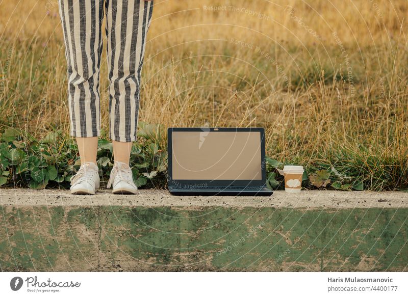 Freiberufler Konzept mit Laptop und Kaffeetasse im Freien 5g Business Computer Design Entwickler digital Anzeige grün Einstellung Internet Job Keyboard Monitor