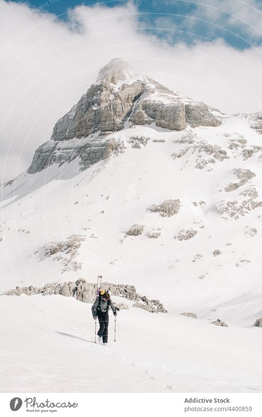 Unbekannter Skifahrer auf rauem Berg mit Schnee im Winter Berge u. Gebirge Pyrenäen Sport wolkig Himmel Natur Hochland Erholung Athlet Atmosphäre Air Kamm