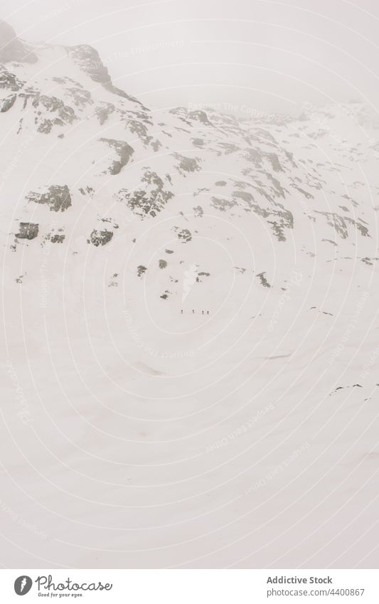 Unbekannte Skifahrer auf unwegsamem Berg mit Schnee im Winter Menschen Berge u. Gebirge Pyrenäen Sport wolkig Himmel Natur Hochland Erholung Athlet Atmosphäre
