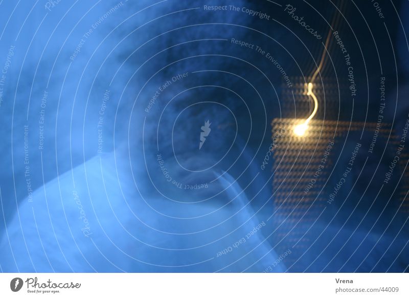 digeridoo-ghost Unschärfe Langzeitbelichtung Blitzlichtaufnahme Nebel Mensch Digeridoo-Spieler blau