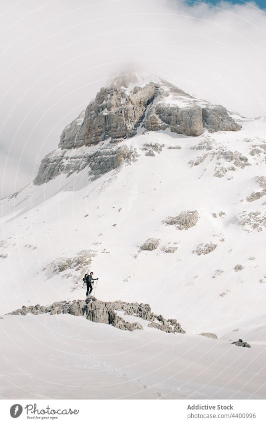 Unbekannter Skifahrer auf rauem Berg mit Schnee im Winter Berge u. Gebirge Pyrenäen Sport wolkig Himmel Natur Hochland Erholung Athlet Atmosphäre Air Kamm