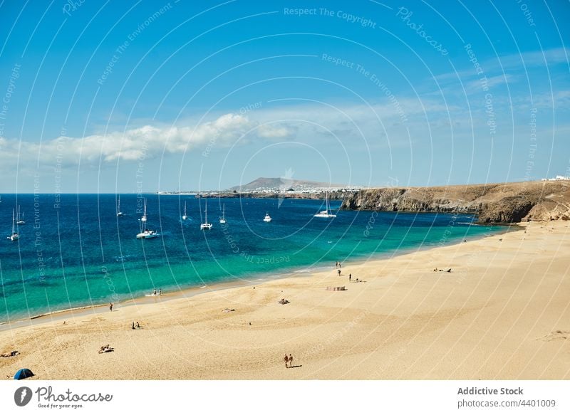 Strand mit Segelbooten im Hintergrund MEER Ufer Sommer Blauer Himmel Wasser Jacht Natur Felsen tagsüber Fuerteventura Spanien Kanarische Inseln marin Sauberkeit