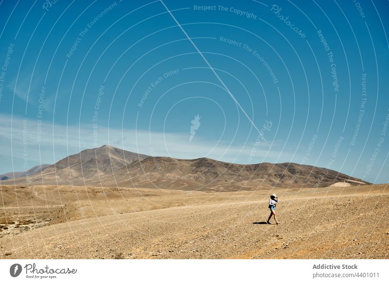 Frau geht in der Wüste in der Nähe von Bergen Spaziergang wüst Berge u. Gebirge Reisender trocknen Tal Blauer Himmel Sommer Natur Fuerteventura Spanien