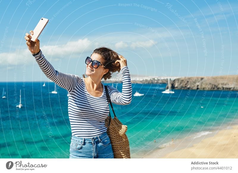 Weiblicher Reisender nimmt Selfie in der Nähe von Meer Frau MEER Strand Lächeln Sommer Resort ruhen Smartphone Urlaub Fuerteventura Spanien Kanarische Inseln