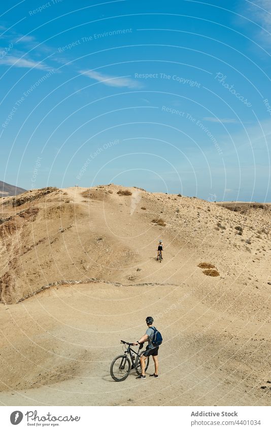 Radfahrer fahren auf einem sandigen Hügel Mitfahrgelegenheit Landschaft Fahrrad zuschauen Route Sommer Hobby reisen Fuerteventura Spanien Kanarische Inseln