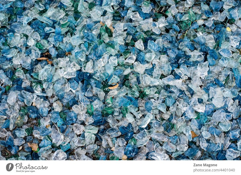 Hintergrund aus blauen und weißen Glassteinen Textur Stein Muster Oberfläche texturiert Wand Felsen Granit grau Murmel Hintergründe Stock Makro Natur Material