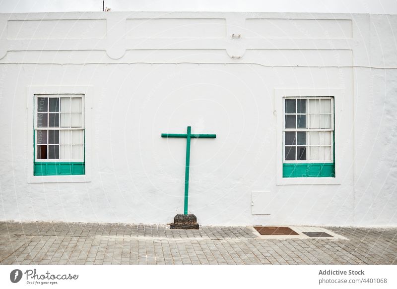 Grünes Kreuz vor weißem Gebäude durchkreuzen Kirche Straße Religion Außenseite Straßenbelag Architektur Stadt Kultur Fuerteventura Spanien Kanarische Inseln