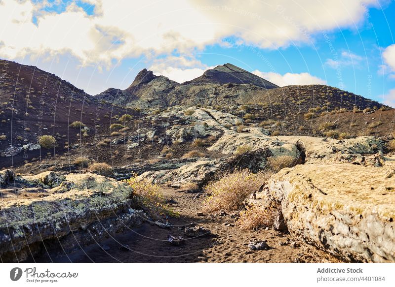 Felsformation in der Nähe des Weges in der Natur Felsen Formation Landschaft rau Sommer Oberfläche Hochland Klippe tagsüber Fuerteventura Spanien