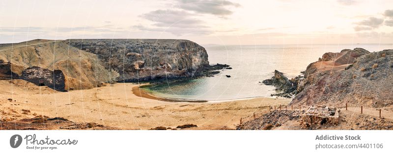 Ruhige Bucht mit sauberem Wasser am Morgen MEER Ufer Himmel Sonnenaufgang wolkig Strand Klippe Fuerteventura Spanien Kanarische Inseln Natur Küste Meer