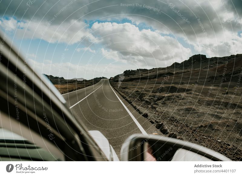 Autofahrt durch die Landschaft an einem bewölkten Tag PKW Laufwerk Straße reisen wolkig Himmel Felsen erkunden Wochenende vulkanisch Spanien Kanarische Inseln
