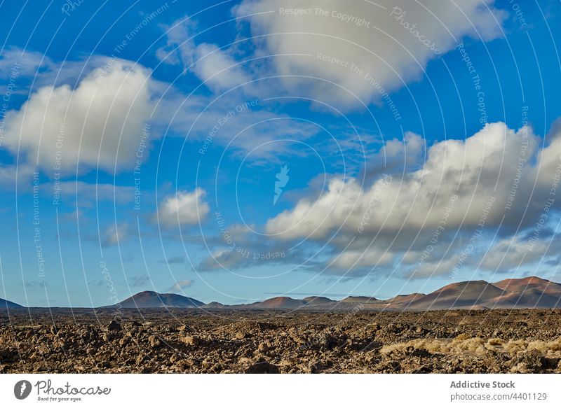 Bewölkter Himmel über felsigem Tal Hügel Blauer Himmel wolkig Stein vulkanisch Sommer Natur Boden Gelände Landschaft Fuerteventura Spanien Kanarische Inseln