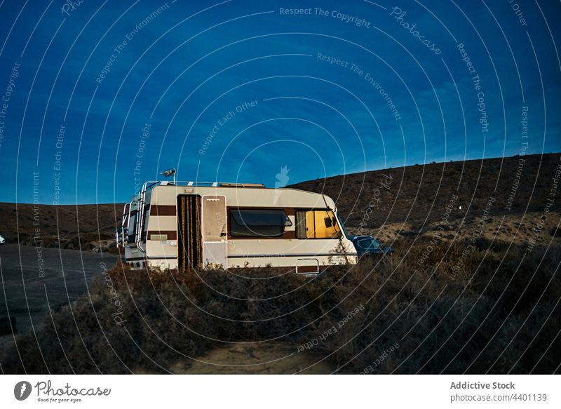 Retro-Wohnmobil auf dem Lande geparkt Landschaft Abend Autoreise Blauer Himmel Sommer retro reisen Fahrzeug Fuerteventura Spanien Kanarische Inseln Natur Reise