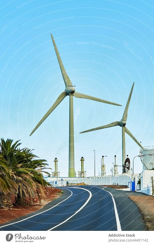 Straße in der Nähe des Windkraftwerks Windmühle Station Kraft Blauer Himmel wolkenlos Einrichtung Energie elektrisch Fuerteventura Spanien Kanarische Inseln