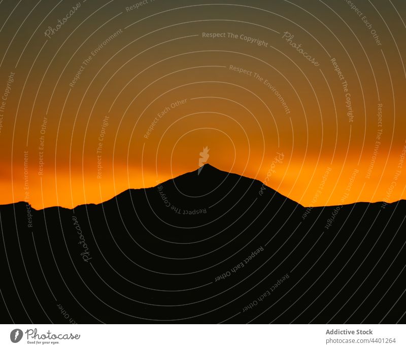 Erstaunlicher Sonnenuntergang über der Silhouette der Berge Berge u. Gebirge orange Himmel Hochland Ambitus Abend Landschaft hell Natur lebhaft pulsierend
