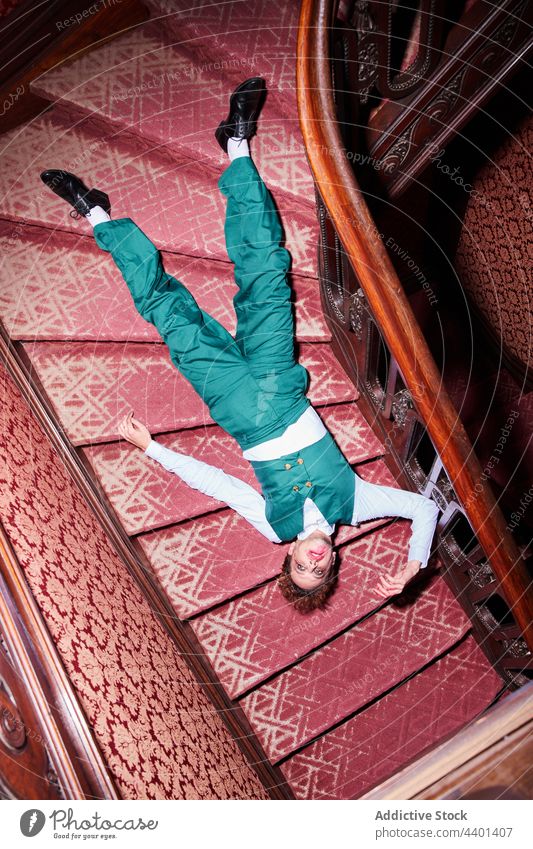 Männlicher Schauspieler, der seinen Tod vortäuscht Mann tot ausführen so tun, als ob expressiv dramatisch Lügen Treppe männlich zeigen exzentrisch spielen Kunst