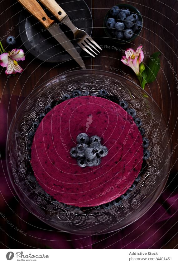 Süßer Heidelbeerkuchen auf dem Tisch Blaubeeren Kuchen Sahne Mousse Dessert stehen dienen dunkel süß Beeren Dekor lecker Lebensmittel geschmackvoll Leckerbissen