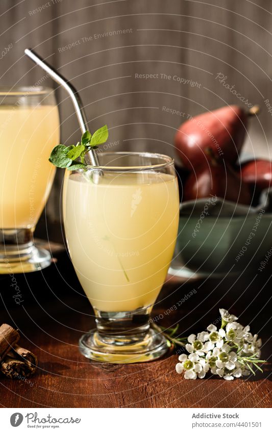 Gläser mit Cocktails mit Birnensaft und Holunderblüten Erfrischung trinken Getränk Blatt lecker Glas Stroh kreativ Design Blume Blütezeit Zweig Zimt kleben