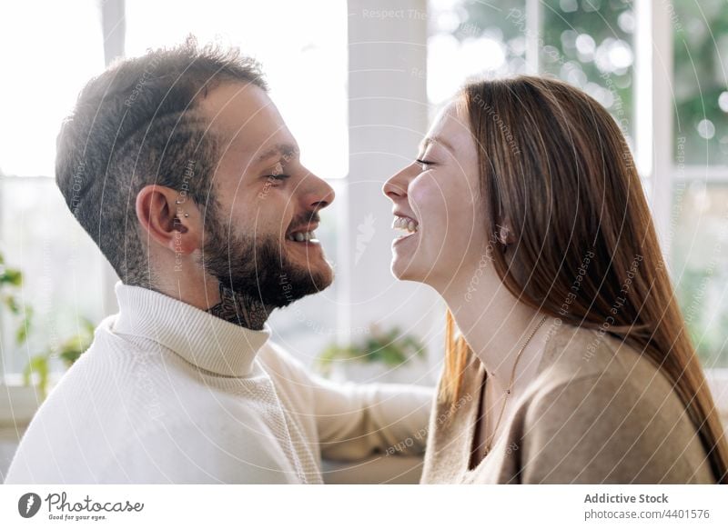 Verträumte Frau lächelt bärtigen Mann zu Hause Paar Umarmen Streicheln Liebe Partnerschaft romantisch verträumt Tattoo heimwärts Porträt Ehemann Ehefrau